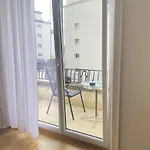 Cozy Close To Center And Train Station Apartment *