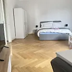 Cozy Close To Center And Train Station Apartment