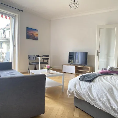 Cozy Close To Center And Train Station Apartment