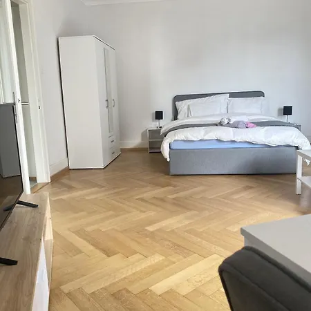 Cozy Close To Center And Train Station Apartment