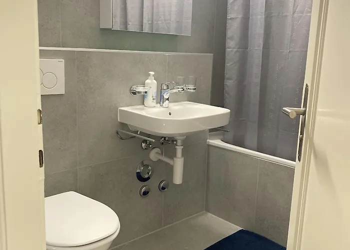 아파트 Cozy Close To Center And Train Station