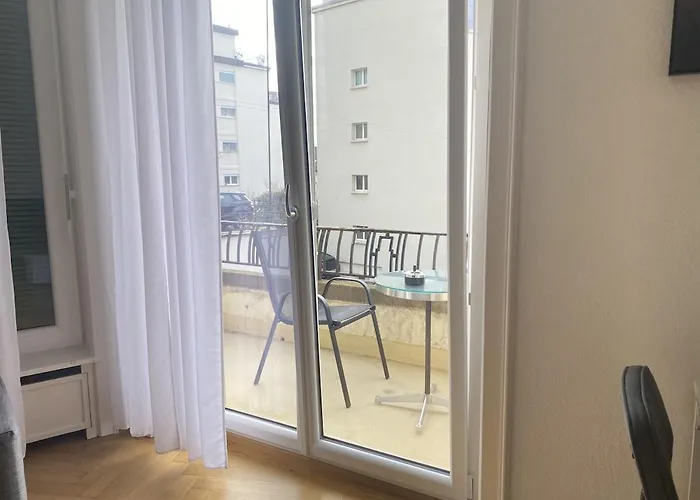 Cozy Close To Center And Train Station 아파트 *